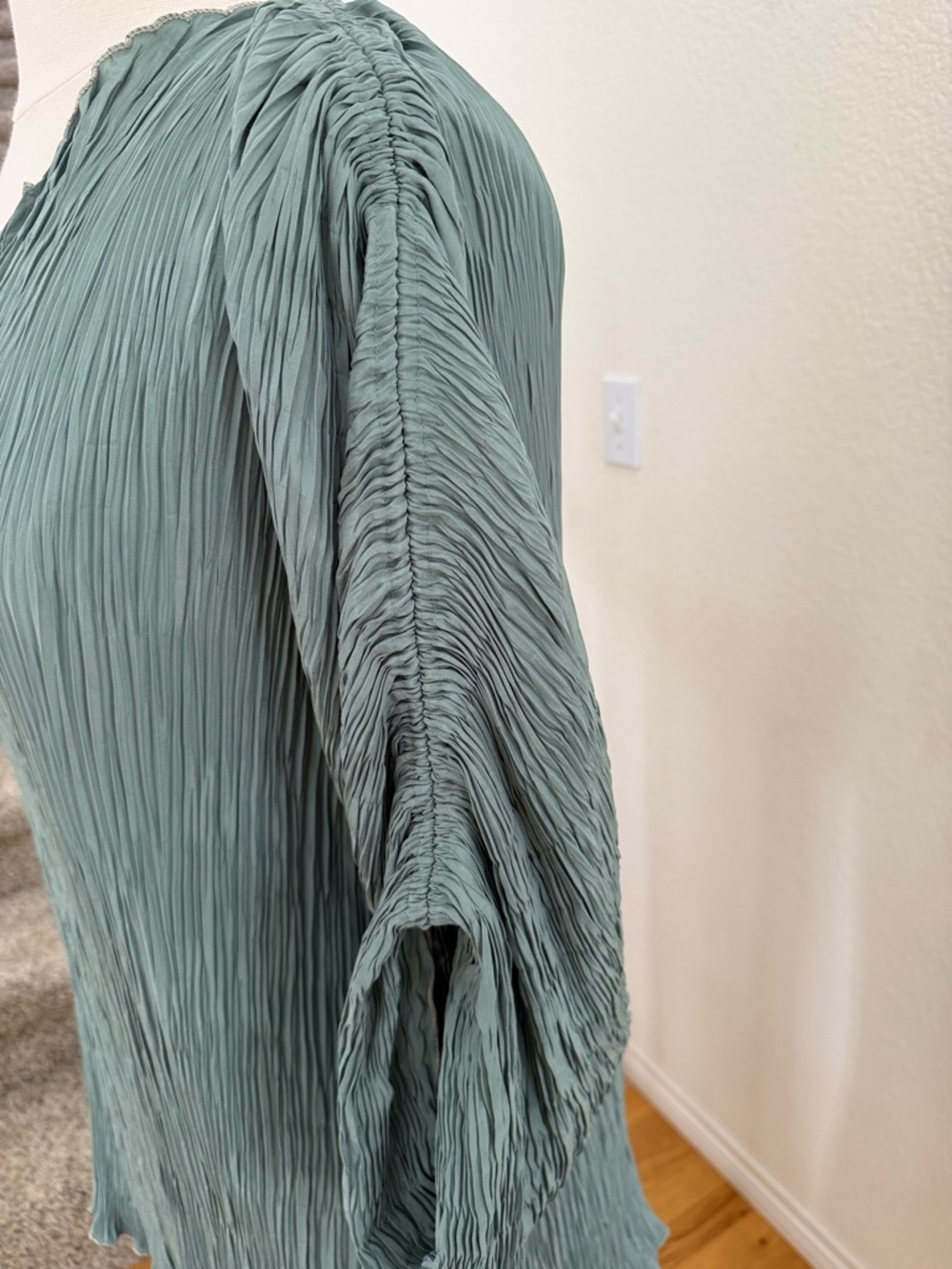 Signed, hand colored & pleated sage green top/shirt. - Picture 3 of 16